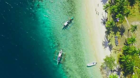 Boats Moored at Paradise Tropical Ipil Beach on Pinagbuyutan Island with Azure Turquoise Sea in El alt