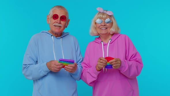 Elderly Happy Grandmother Grandfather Playing Squeezing Antistress Push Pop It Popular Toy Game alt