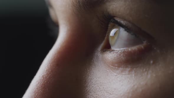 Blinking green eye alt