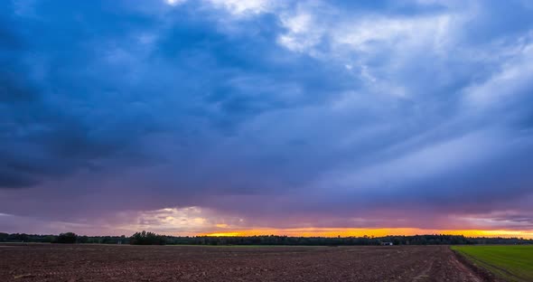  Timelapse Video of Sunset Light Beams in the Thick Clouds
