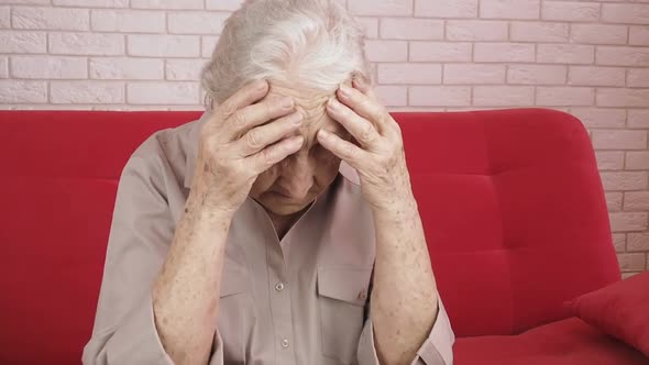 An Elderly Woman Is Depressed alt