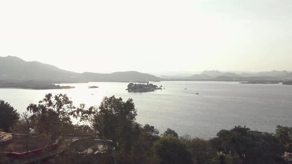 4k aerial footage of Taj Lake Palace on Lake Pichola of the lakeside city of Udaipur, India. alt