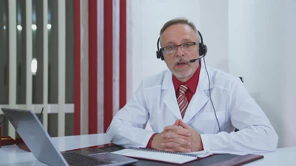 Online conference doctor at clinic alt