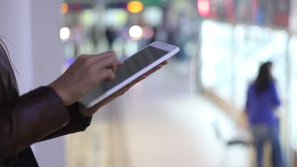Woman Using A Tablet In The Store alt
