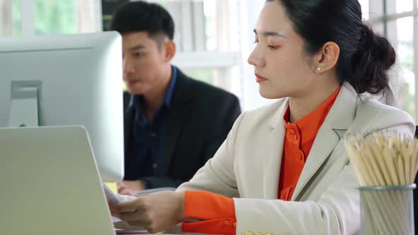 Business People Working at Table in Modern Office alt