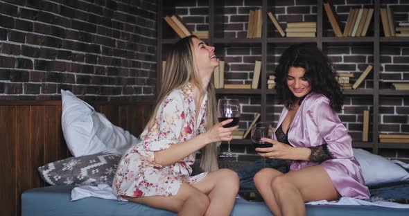 Very Good Looking Ladies Have a Great Evening alt