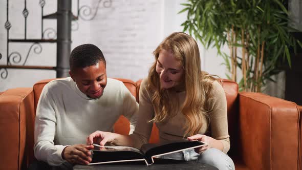 Lady Turns Photoalbum Pages to Show Black Friend Images alt