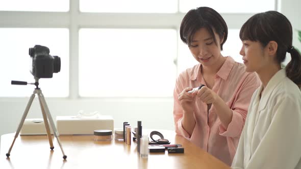 A woman who introduces how to apply makeup through a video distribution alt