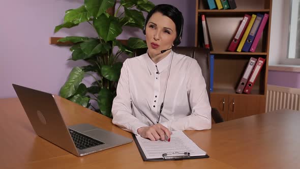 Call Center Answers Customer Questions alt