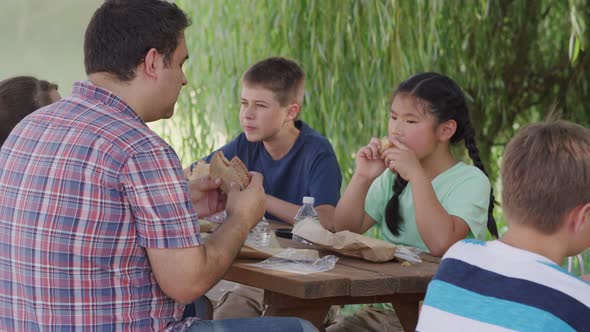 Kids at outdoor school having lunch together