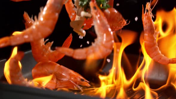 Super Slowmotion Footage of Throwing Fresh Prawns and Seasoning on Ignited Pan 1000Fps alt