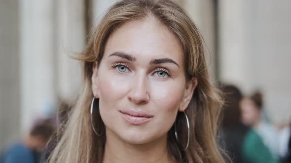 çWoman Take Off Mask Closeup Corona Virus. Crowd Italian People Covid-19 Portrait alt