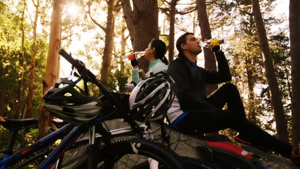Mountain biking couple drinking water alt