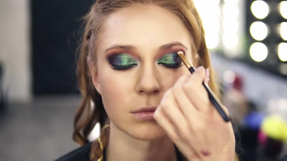 Make Up Stylist Finished Green Smokey Eyes Make Up for Fair Hair Model alt