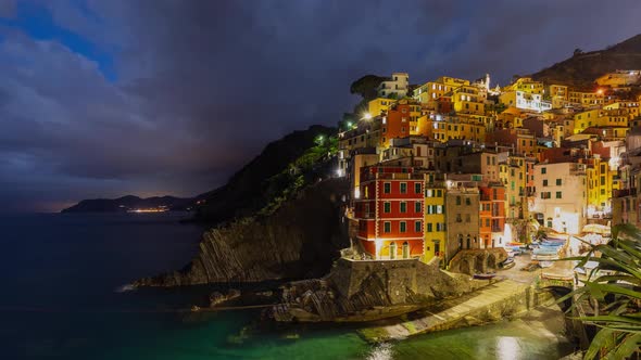 Time Lapse of the beautiful and scenic seaside village of Riomaggiore in Italy alt