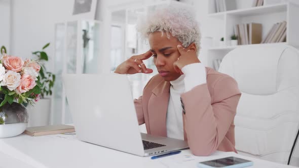 Young African American Woman Office Worker Looks at Laptop with Unhappy Face alt