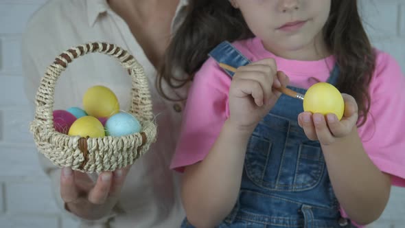 Child paint eggs. alt