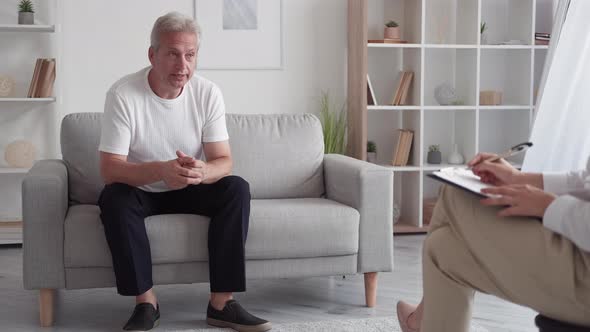 Psychology Advice Anxious Man Female Psychiatrist alt