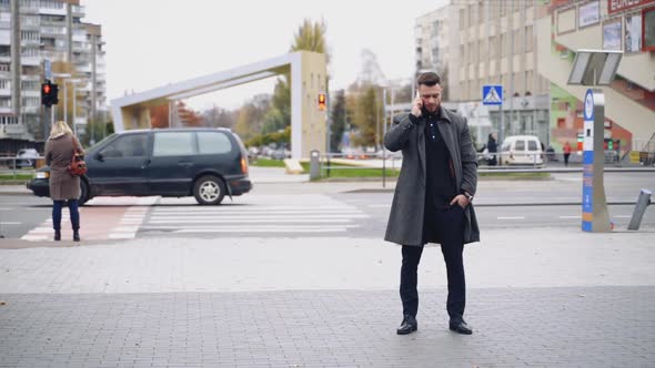 Full-length portrait of entrepreneur in the city. alt