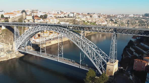 View of Dom Luís I Bridge in Porto, Portugal - Aerial push in shot alt