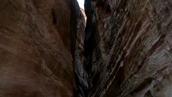 Canyon in Jordan, Camera Movement Along Winding Stone Walls Formed By Time in the Desert alt