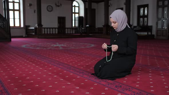 Muslim Prayer Bead On Masjid alt