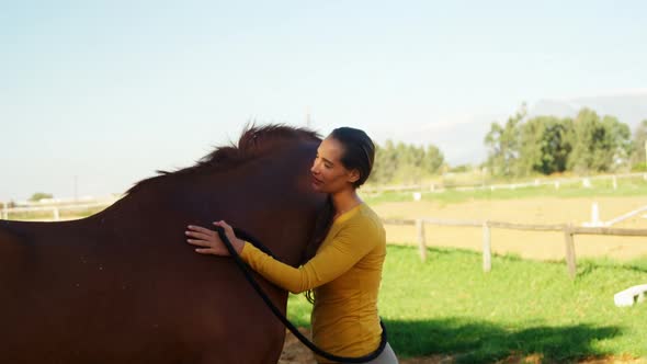 Veterinarian doctor standing with the horse 4k alt