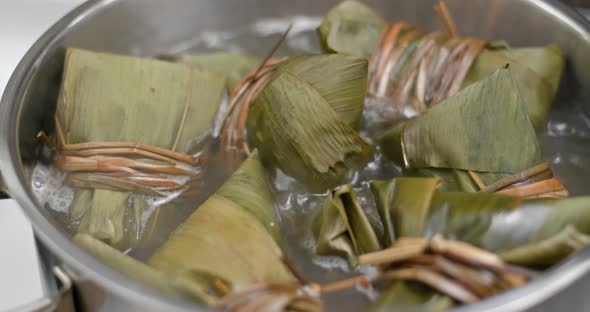 Cook with Sticky rice dumpling in the kitchen alt