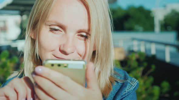 Portrait of a Woman Using a Smartphone alt