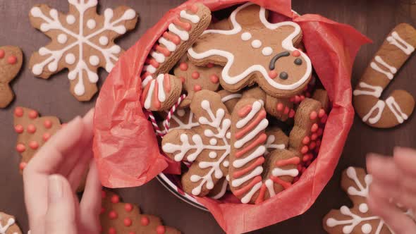 Packaging traditional home made gingerbread cookies as food gifts. alt