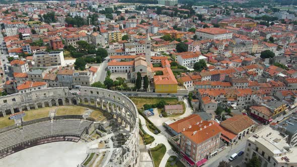 Aerial overview of Roman colosseum amphitheatre in Pula, Istria, Croatia with the view of the city i alt