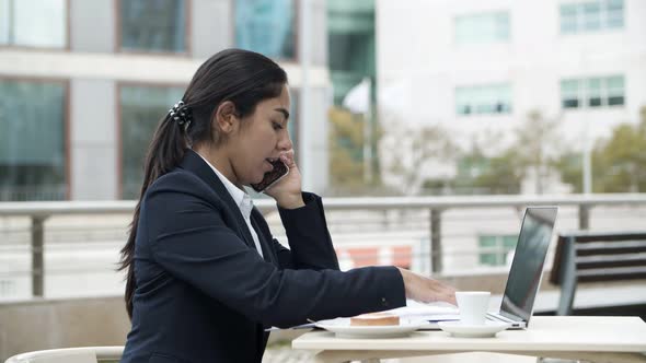 Young Businesswoman with Digital Devices in Cafe alt