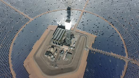 Overhead Drone Shot of Solar Panels Field and Tower Accumulating Sunlight  USA alt