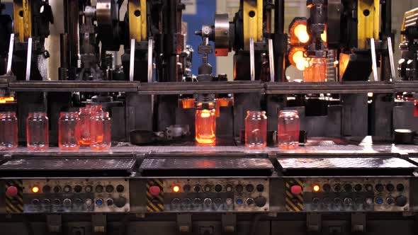 The process of making glass jar in slowmotion glassworks alt