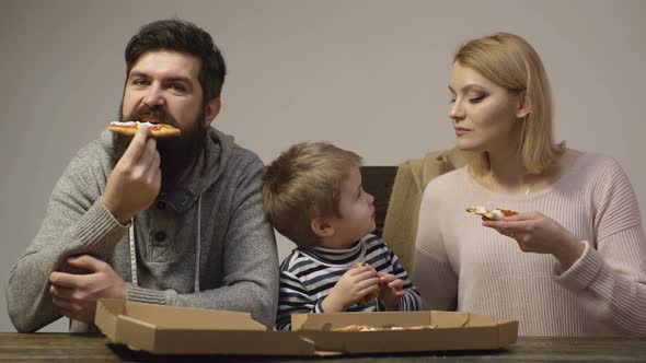 Eating Pizza with Family alt