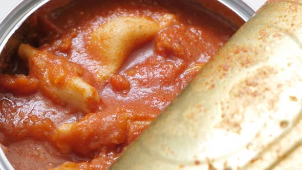 Metal box canned food with ravioli in tomato sauce  slow tilt 4K 2160p 30fps UltraHD footage - Fille alt