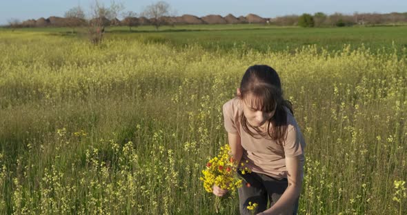 Child Holiday in Country Field alt