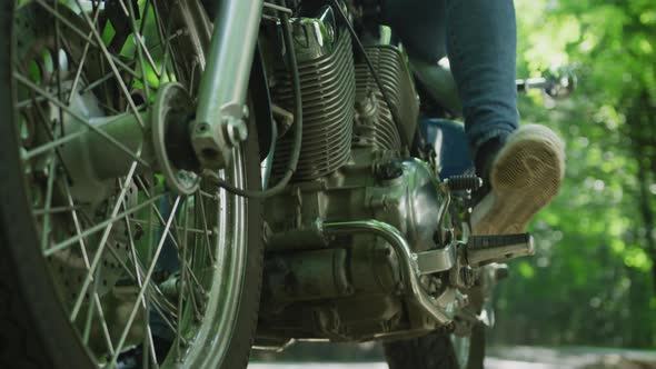 The motorcycle footpeg alt