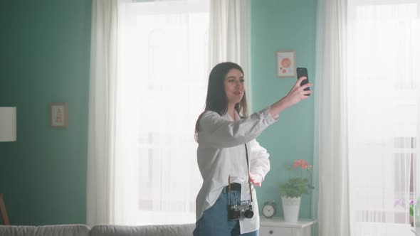 Woman Blogger Is Making Home Vlog alt