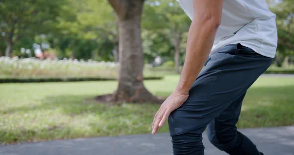 Running Man Injured His Knee While He Was Running at the Park alt