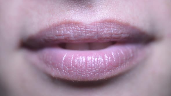Woman lips alt