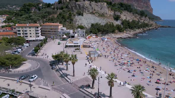 Aerial shot of a beach in Cassis on the Mediterranean coast in Provence, France alt