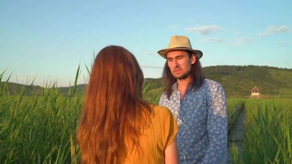 Couple talking while walking alt