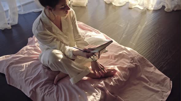 This Picture Describes the Processes of Designing Clothes alt