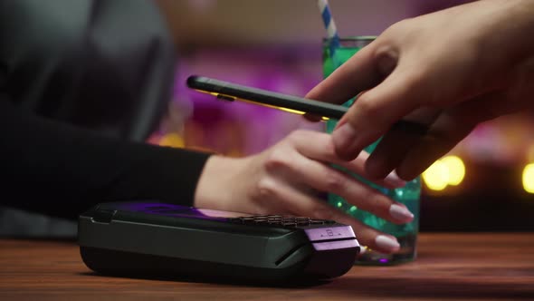 Paying with Smartphone Closeup alt