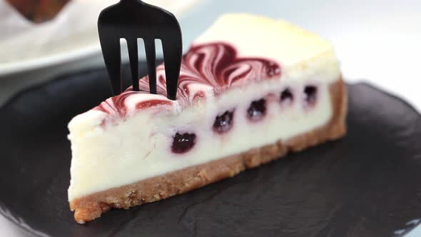 Piece of cheesecake with jam alt