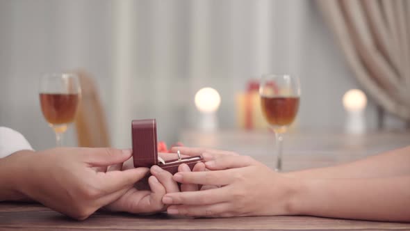 man gift  the ring to his girl friend to engage in valentines day.