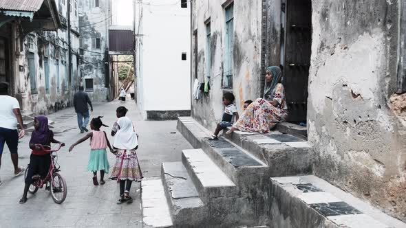Poor African Family with Mother and Children in Slums of Stone Town Zanzibar alt