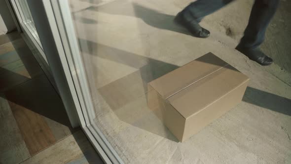 Courier Man Wearing Face Mask And Rubber Gloves Delivery Service alt