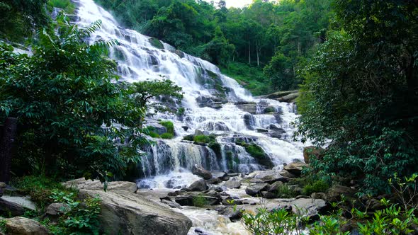 Maeya Waterfall in Chiang Mai, Thailand alt